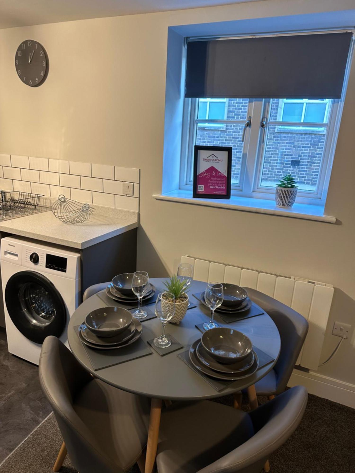 Maple House - 2 Bedroom House With Free Parking In Town By Shortstays4U King's Lynn Bagian luar foto